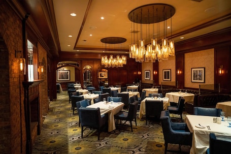 5 restaurants; breakfast, lunch, dinner, and brunch served