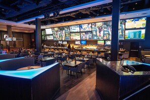 3 间酒吧/酒廊、运动酒吧