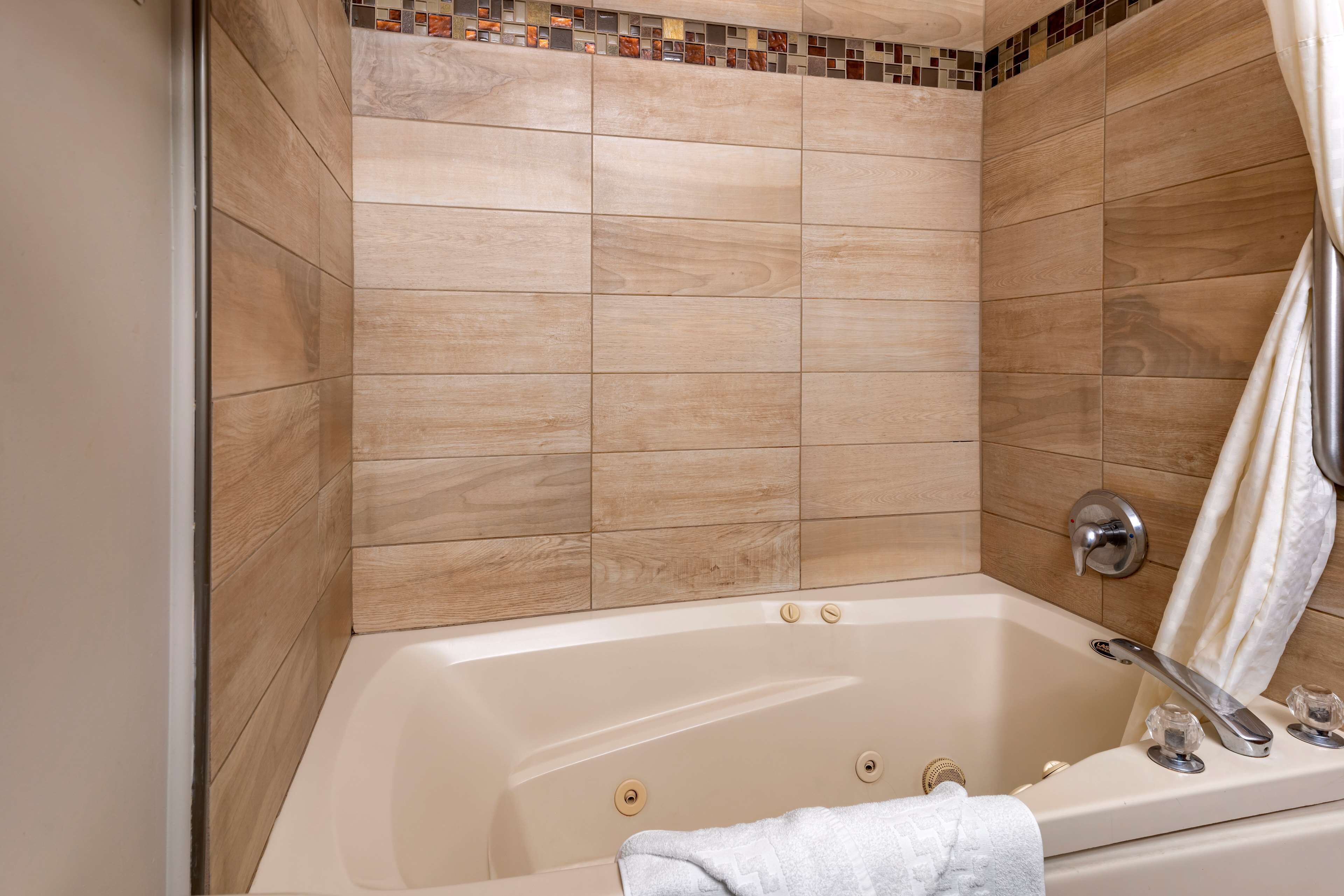 combined shower/bathtub, free toiletries, hair dryer, towels