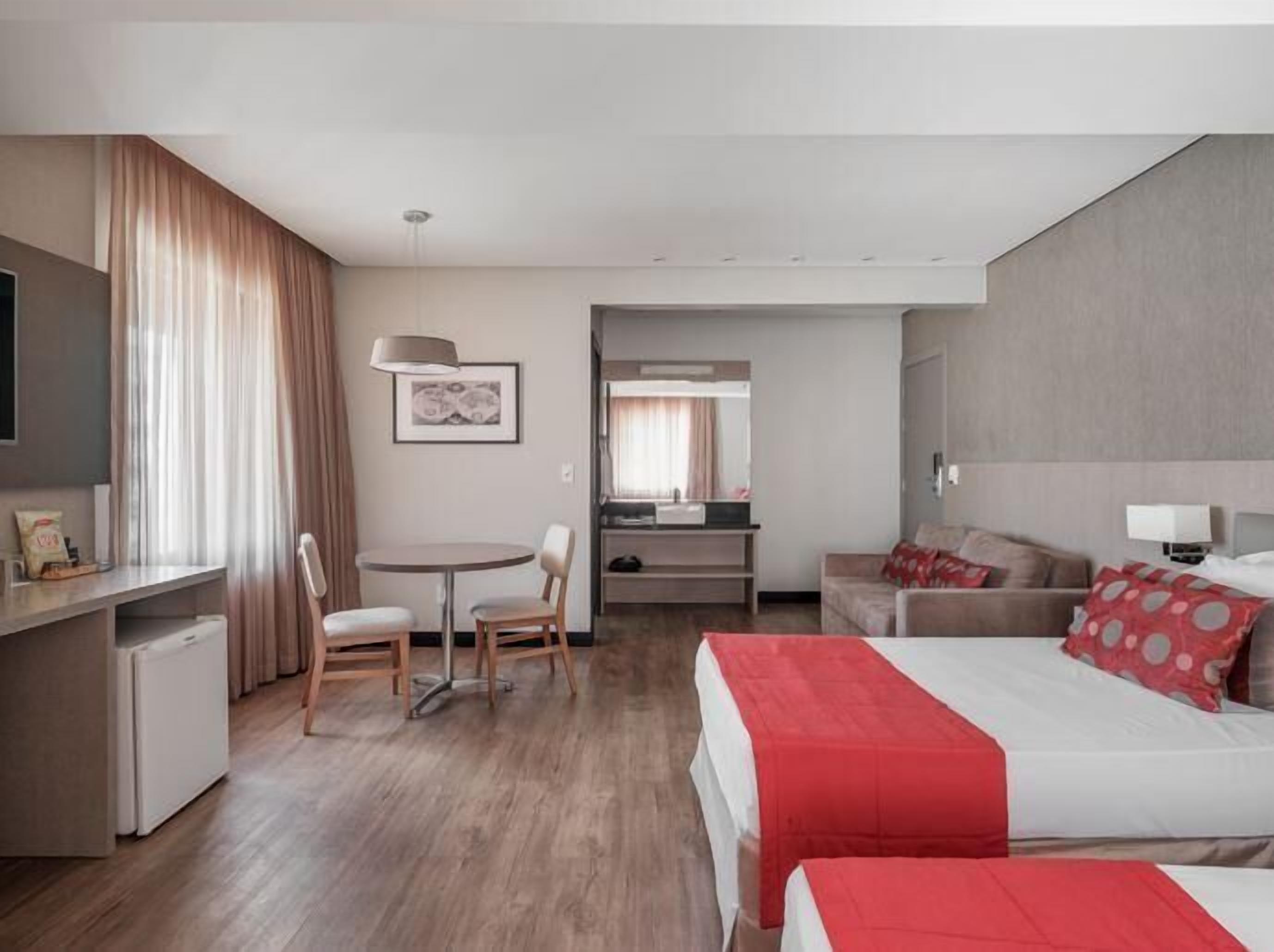 أغطية فراش متميزة وميني بار وخزنة داخل الغرفة ومكتب