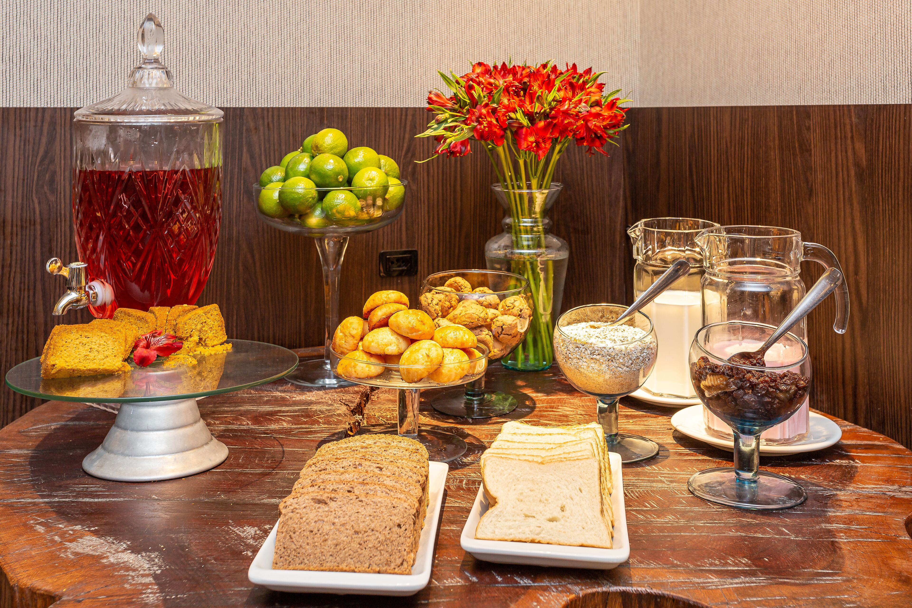 breakfast and lunch served, international cuisine