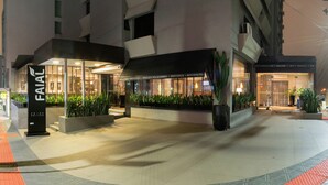 Entrada de um hotel com uma placa indicando 'FAIAL' e 'PRIME SUITES 603'.