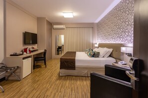 Executive Double Room, Bay View (Suite) | Peralatan tempat tidur premium, bar mini, peti besi dalam bilik, meja 