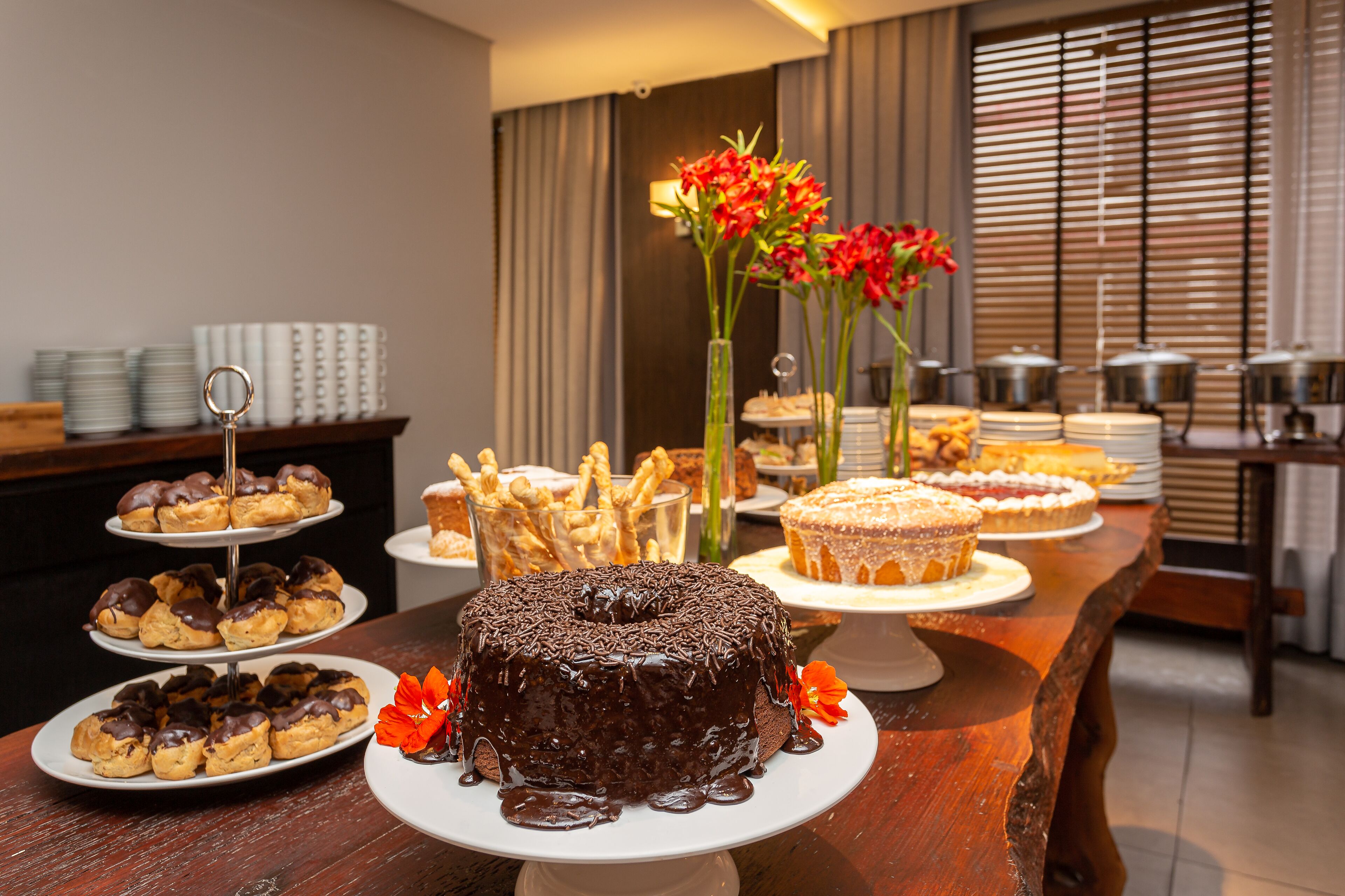 breakfast and lunch served, international cuisine