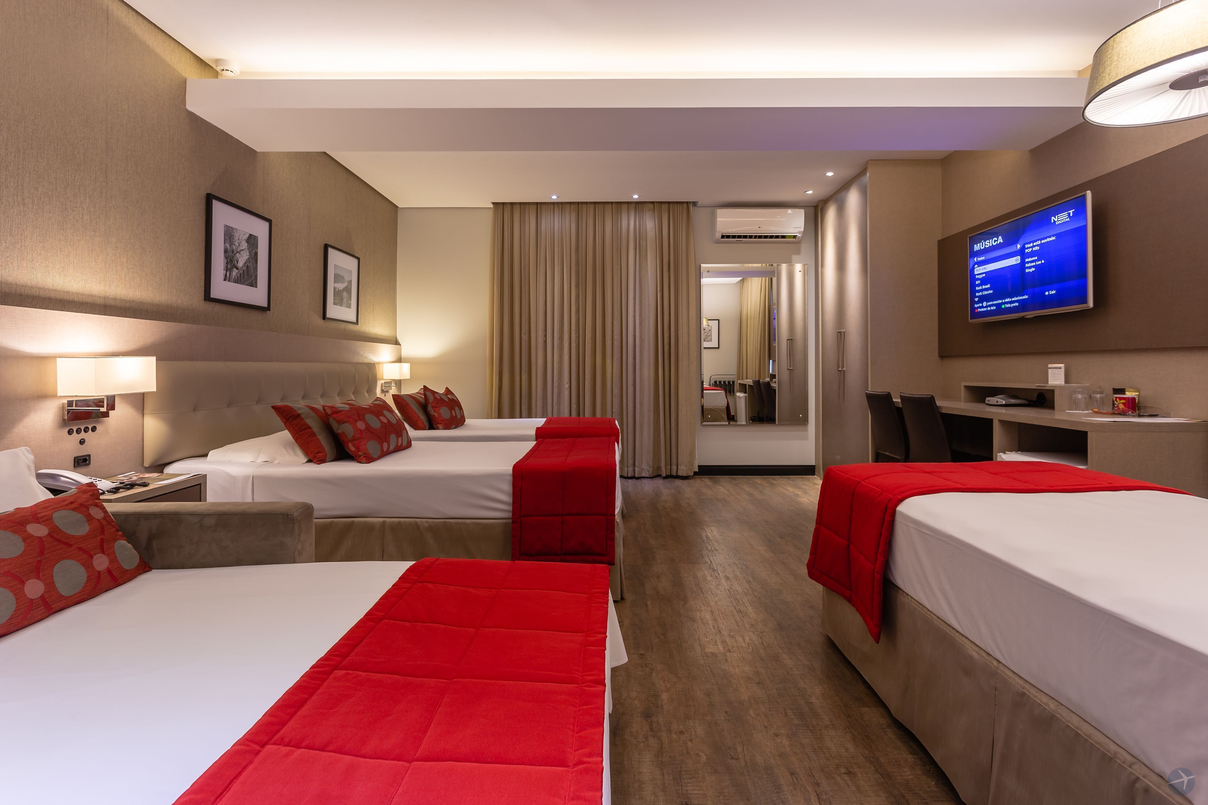 고급 침구, 미니바, 객실 내 금고, 책상