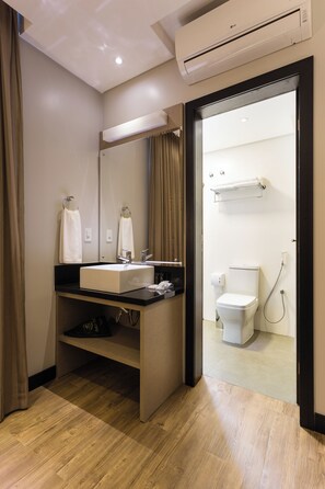 Ducha, artículos de tocador gratuitos, secador de pelo, toallas