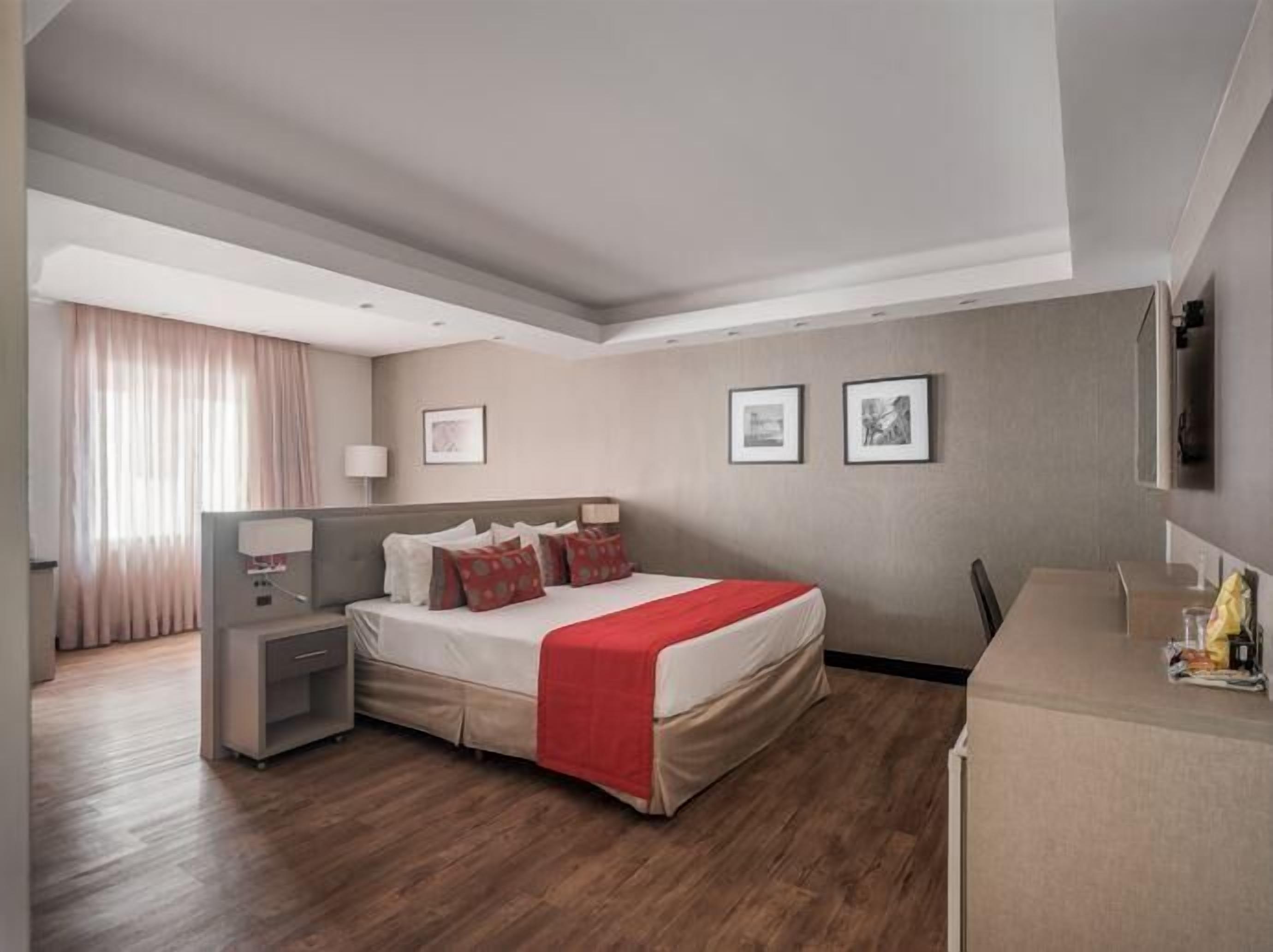 أغطية فراش متميزة وميني بار وخزنة داخل الغرفة ومكتب