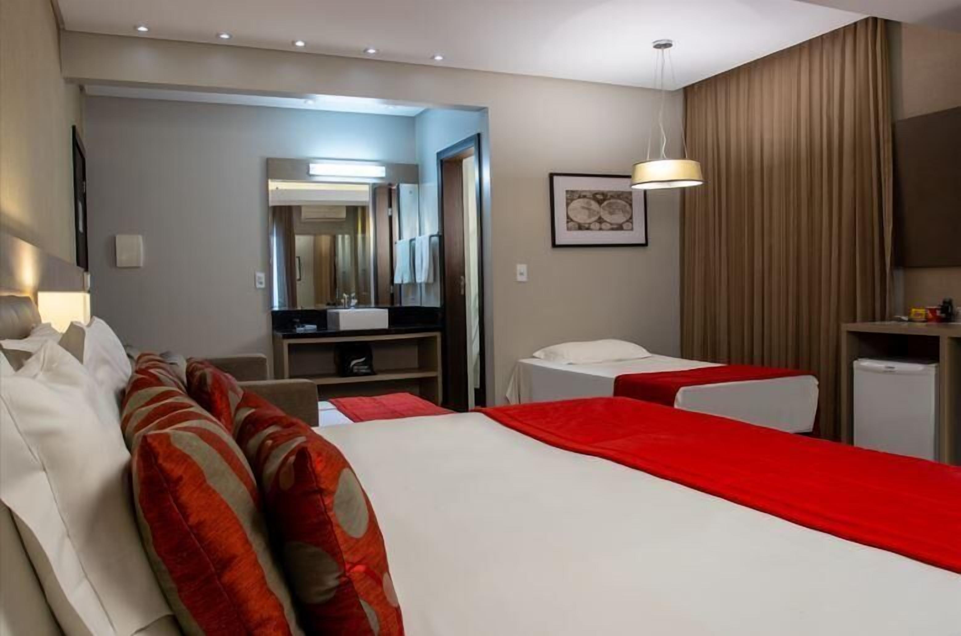 أغطية فراش متميزة وميني بار وخزنة داخل الغرفة ومكتب