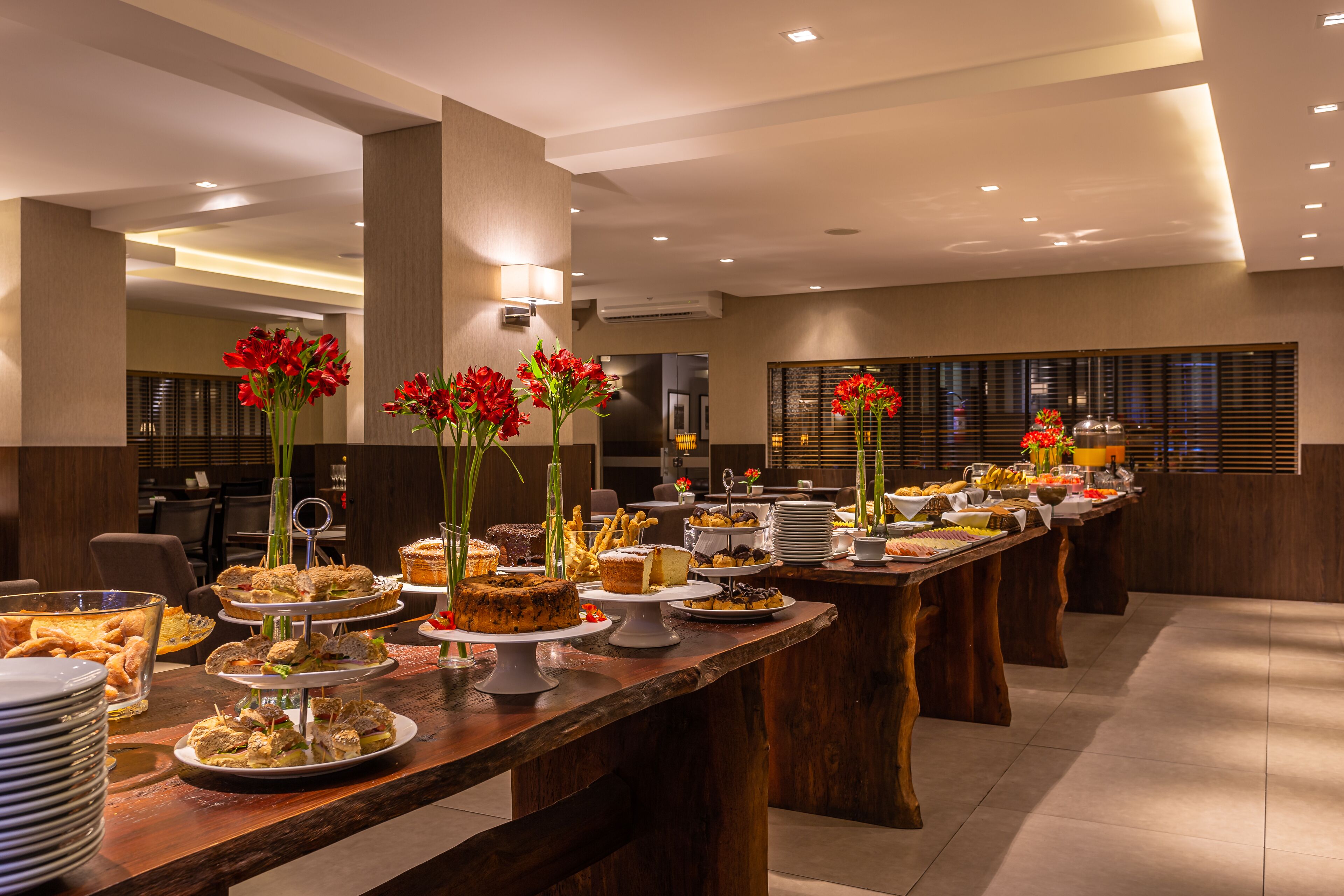 breakfast and lunch served, international cuisine