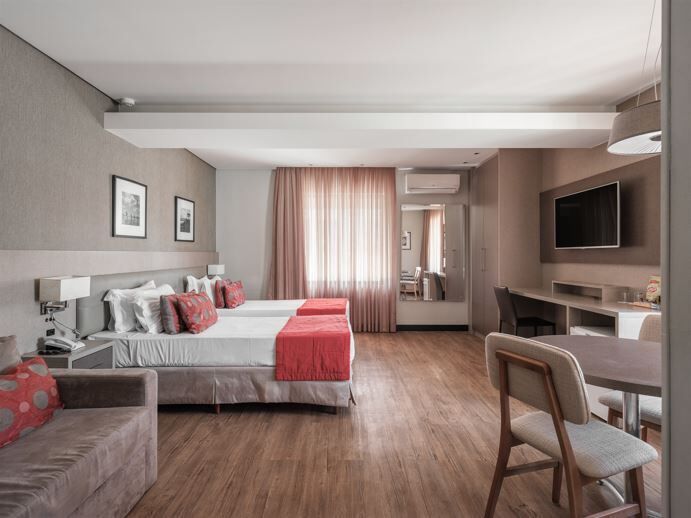 Ropa de cama de alta calidad y minibar 