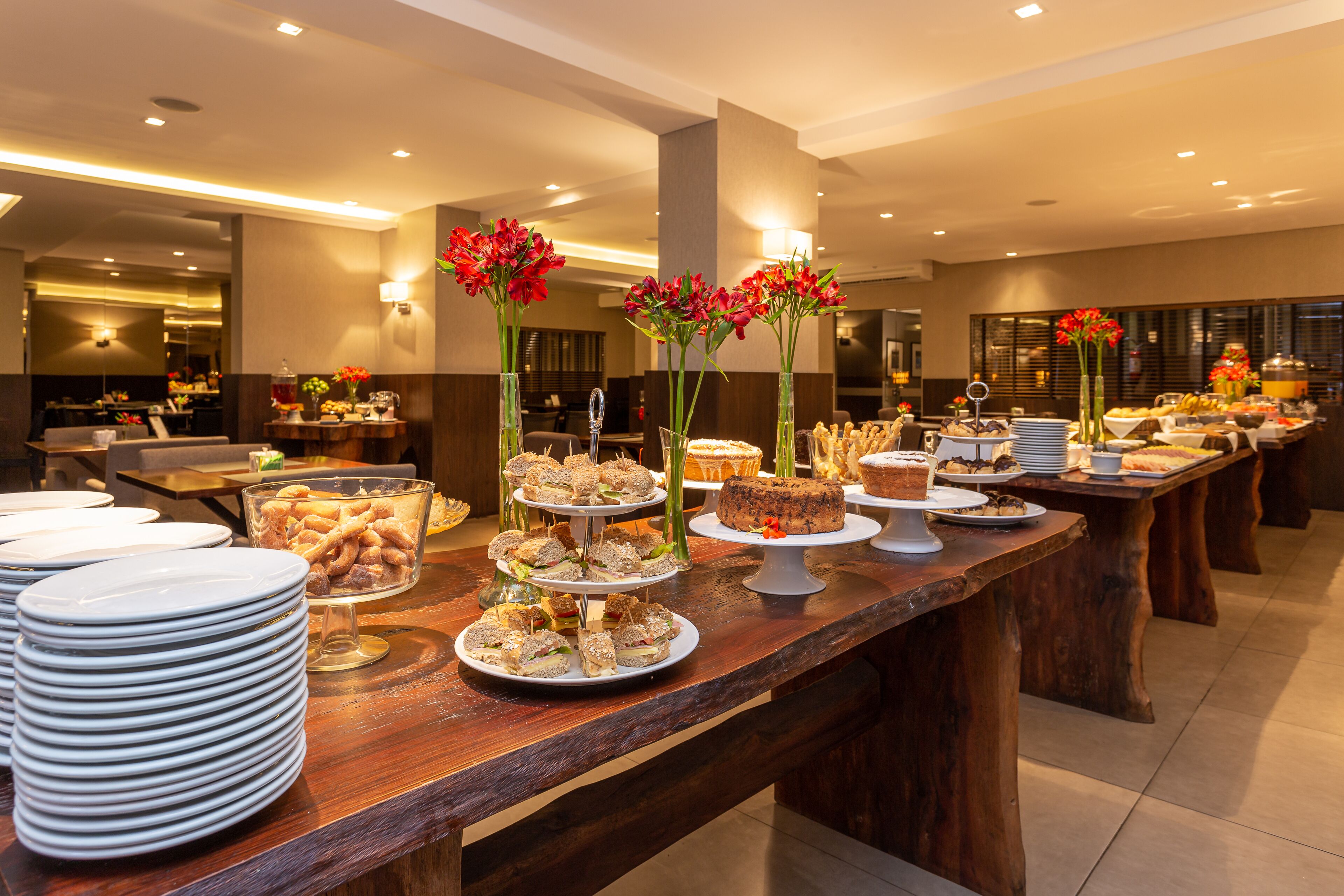 breakfast and lunch served, international cuisine