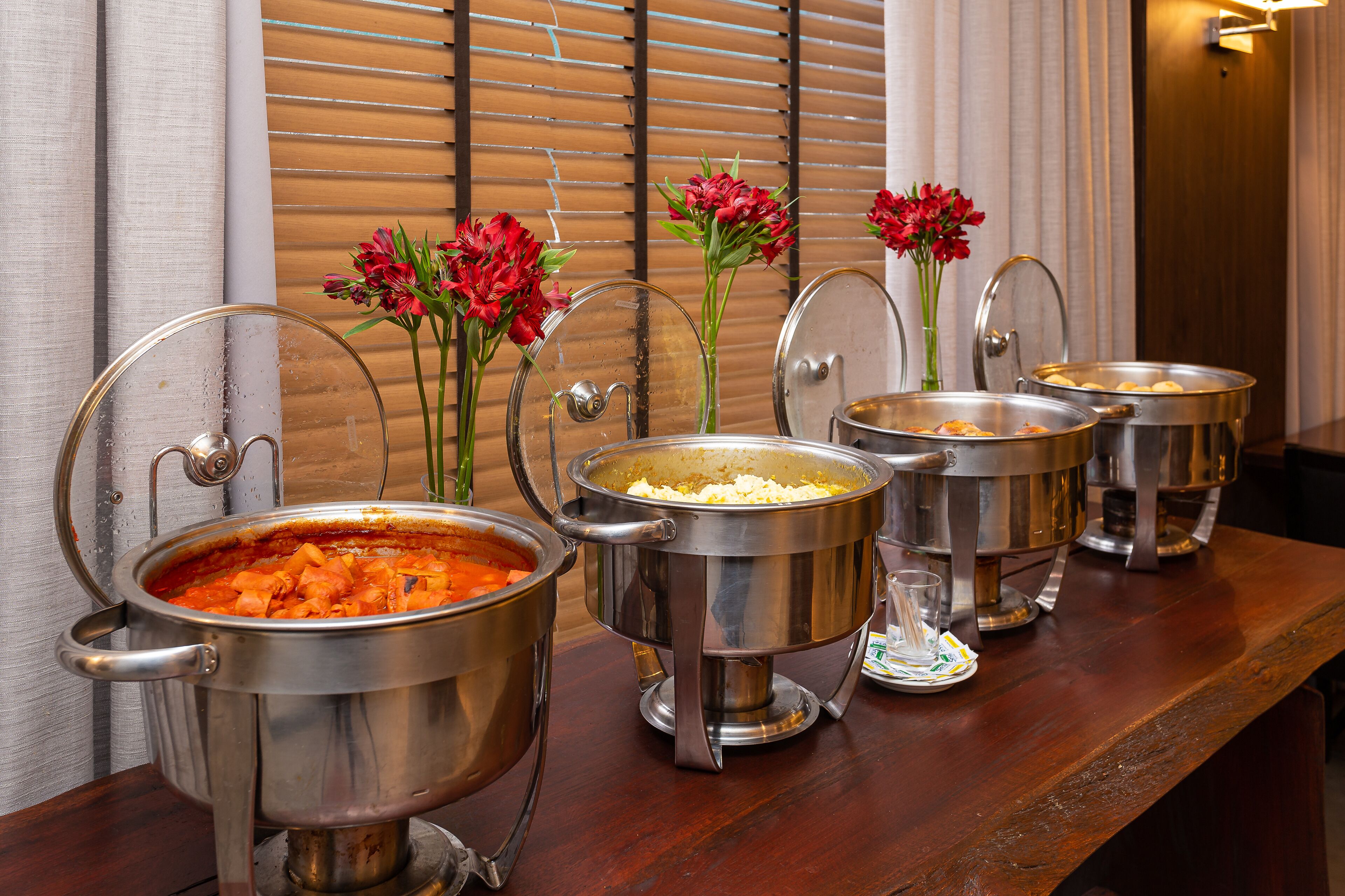 breakfast and lunch served, international cuisine