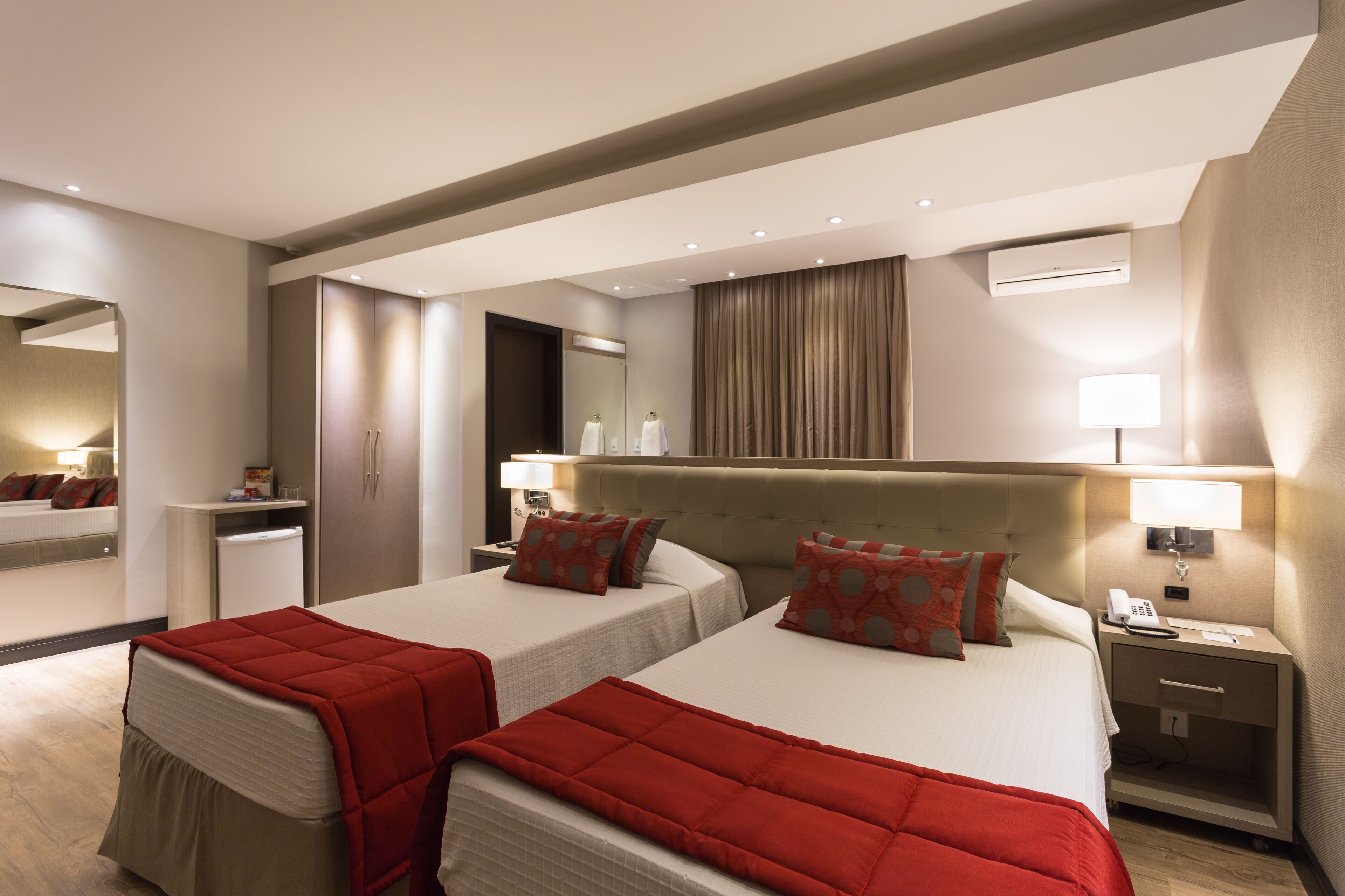 고급 침구, 미니바, 객실 내 금고, 책상