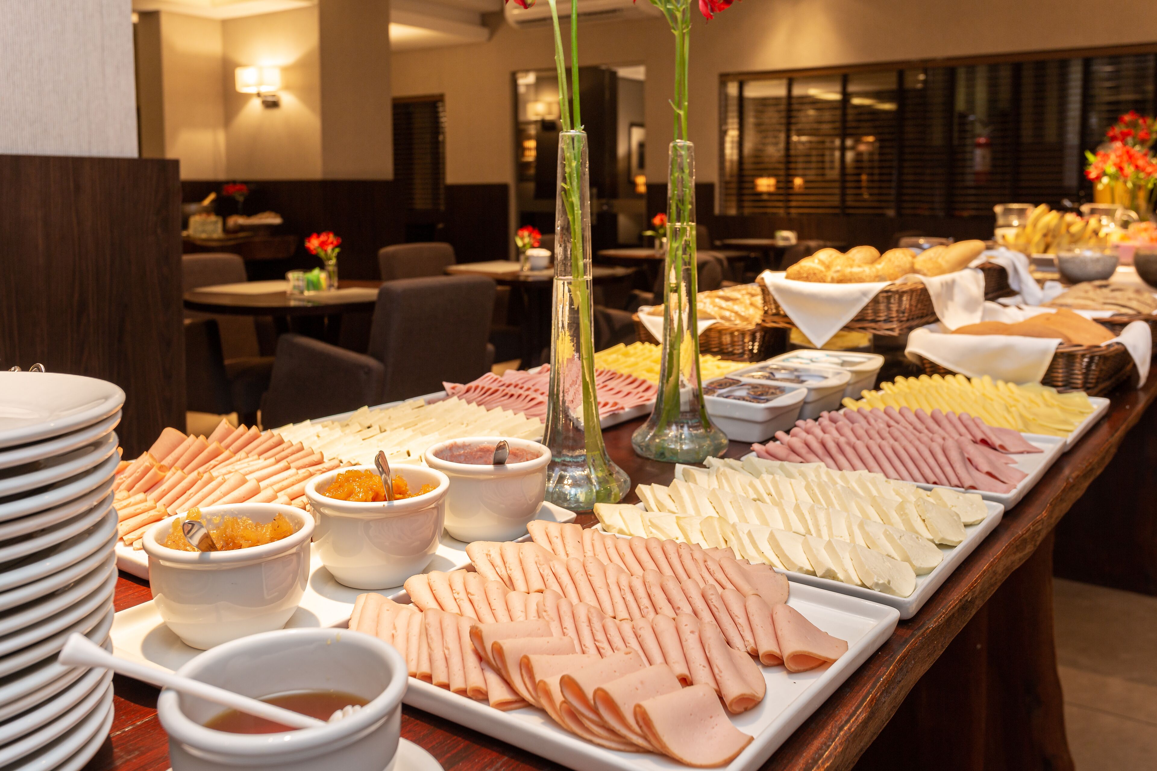 breakfast and lunch served, international cuisine