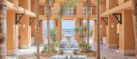 3 restaurants, breakfast served