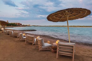 Playa privada, camastros, sombrillas y toallas de playa 
