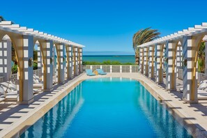 Suite presidencial, 3 habitaciones, frente al mar | Alberca | 5 albercas al aire libre, sombrillas en la alberca y camastros