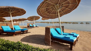 Privatstrand, Liegestühle, Sonnenschirme, Strandtücher