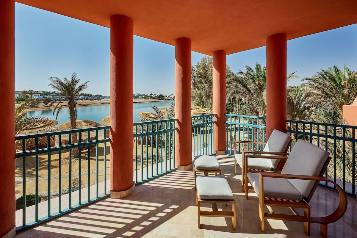 Plage privée, chaise longue, parasol, serviettes de plage