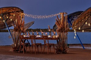 Plage privée, chaise longue, parasol, serviettes de plage