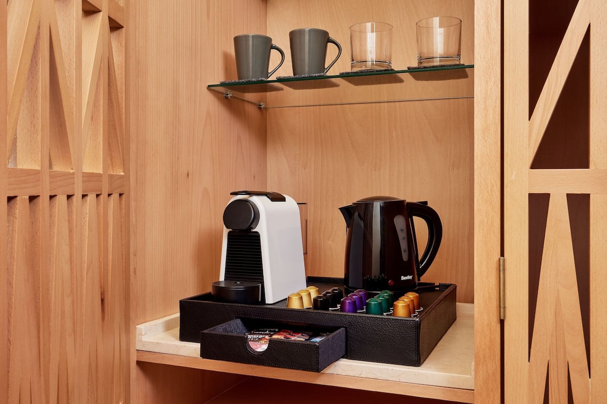 Coffre-fort, bureau, espace de travail pour ordinateurs portables