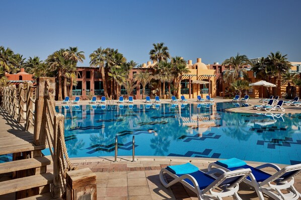 5 outdoor pools, pool umbrellas, pool loungers