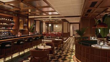 Zona de bar con taburetes, una barra con botellas y una sección de comedor con mesas y sillas.