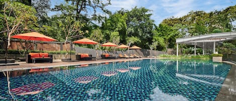 Outdoor pool, sun loungers