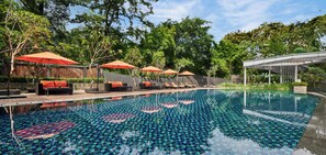 Outdoor pool, pool loungers - Gran Melia Jakarta (Jakarta)
