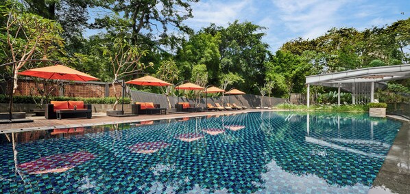 Piscine extérieure, chaises longues