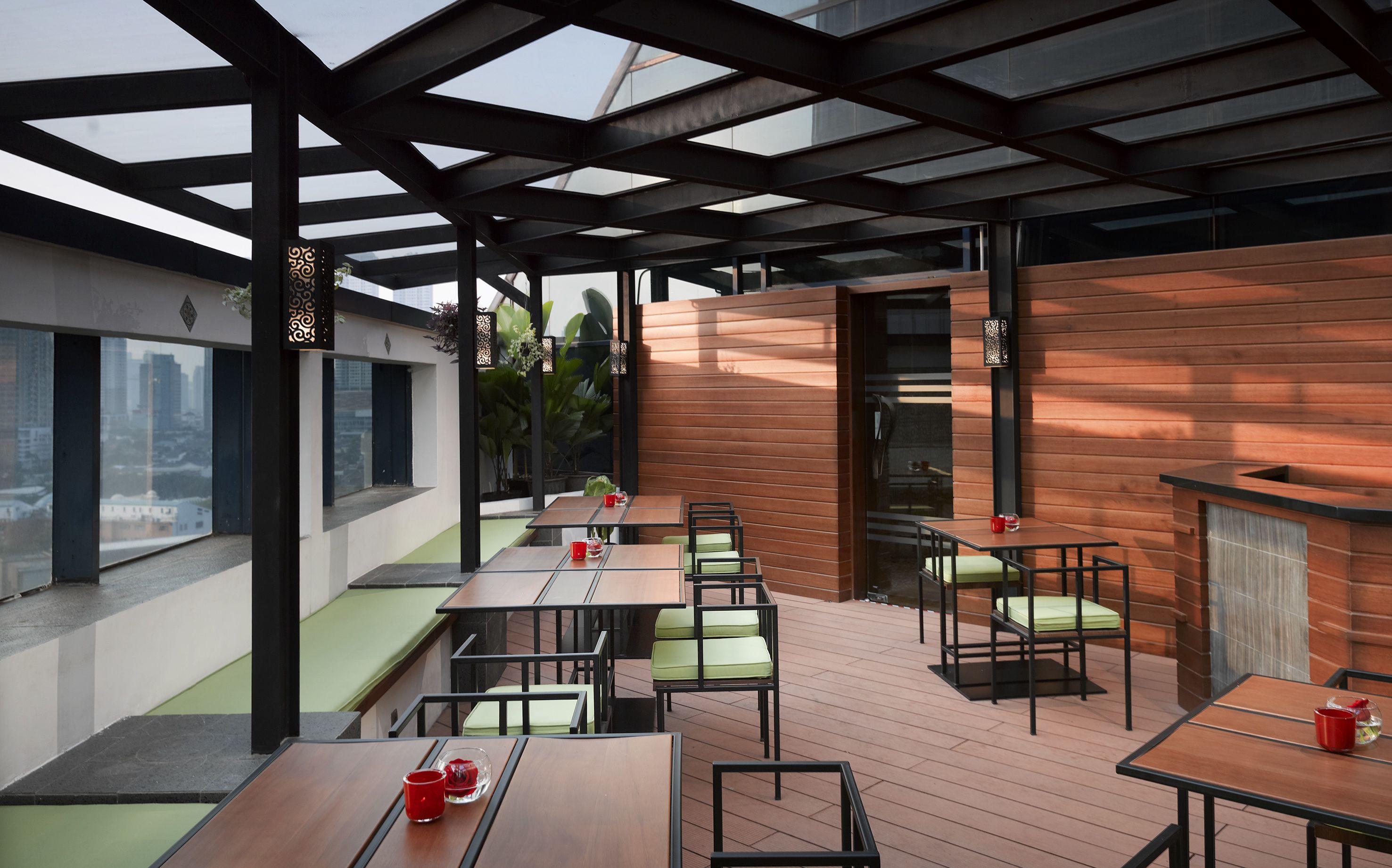 2 bars/lounges, poolside bar