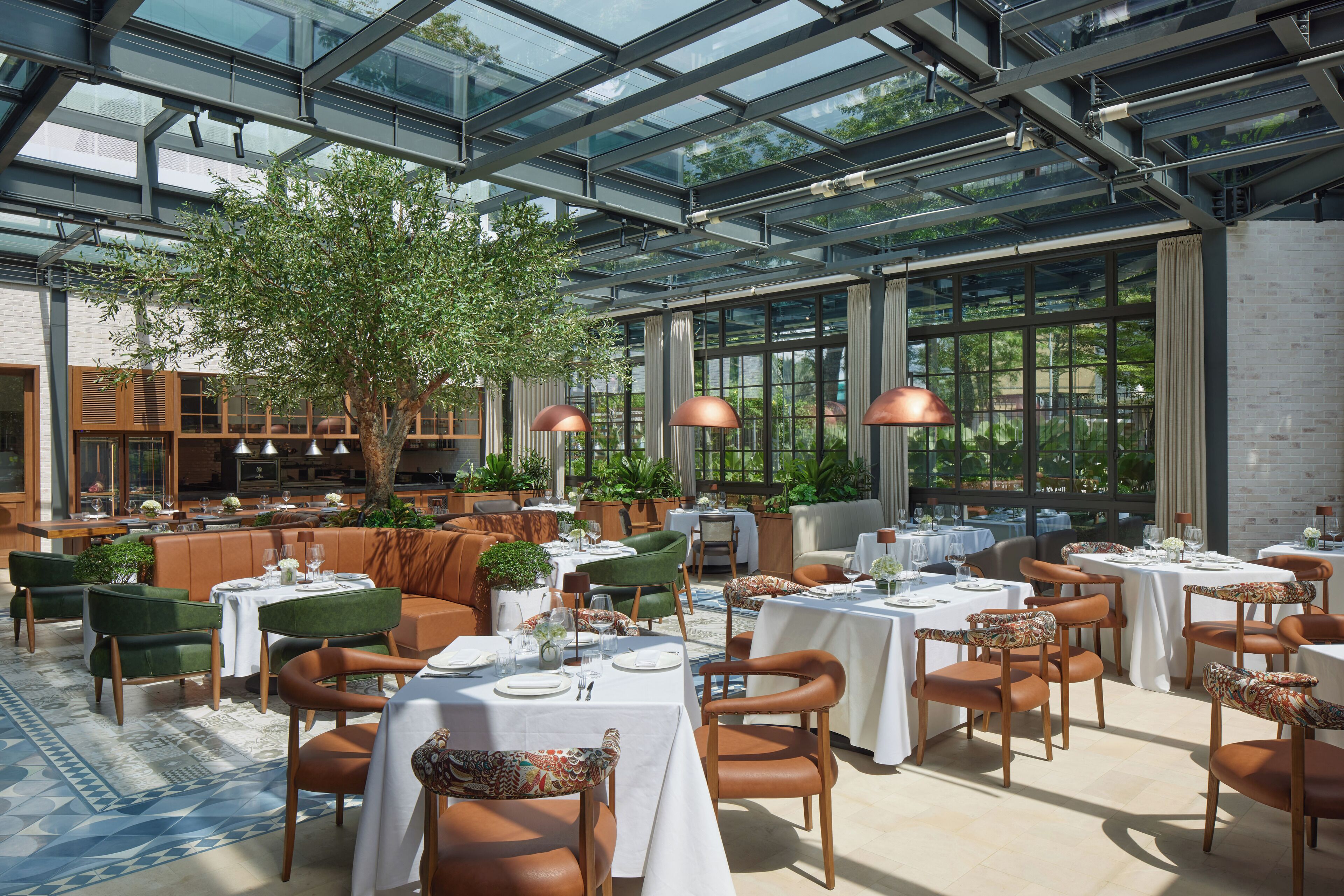 3 restaurants, breakfast served