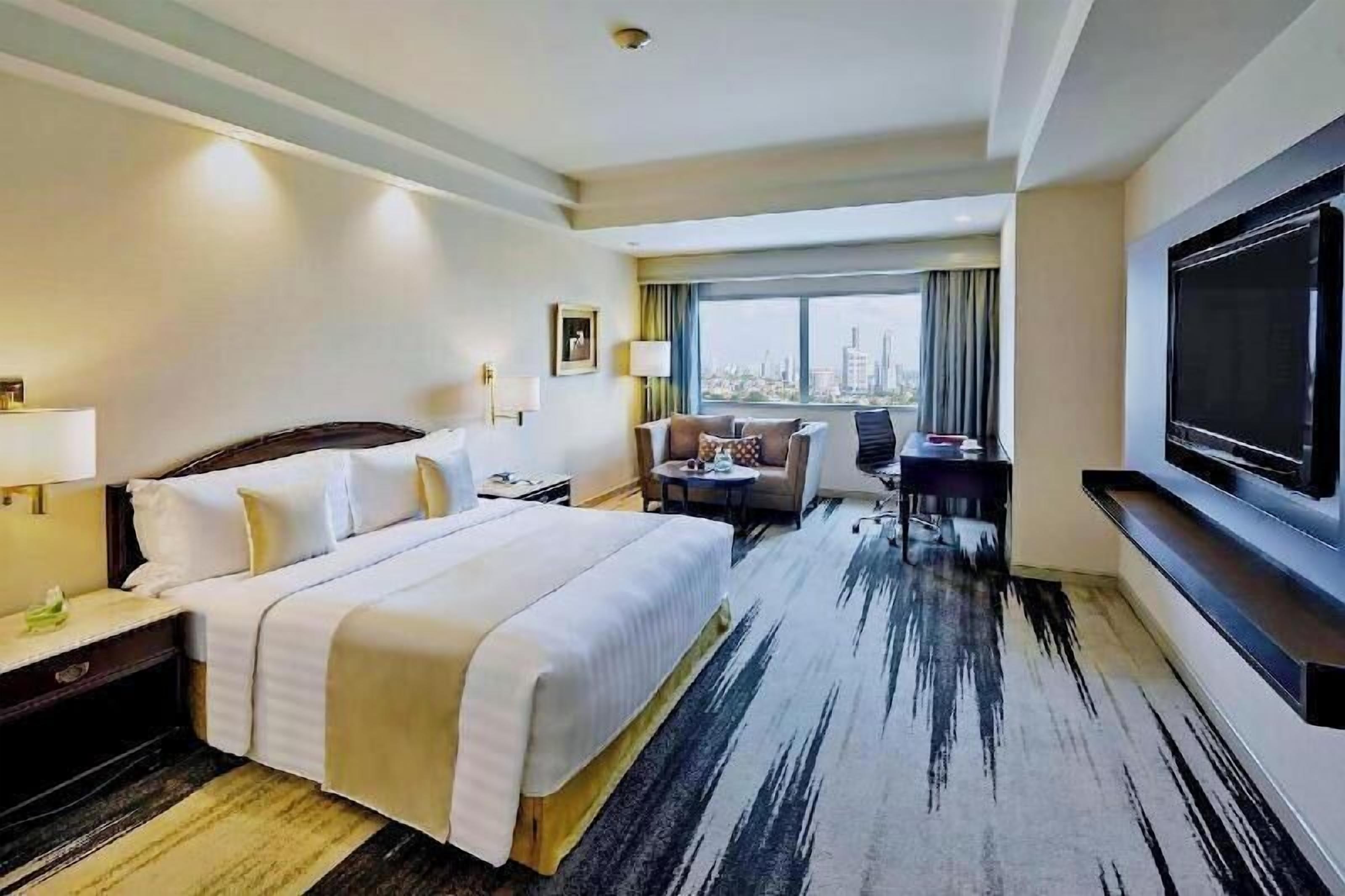 Sengetøy av topp kvalitet, minibar, safe på rommet og skrivebord