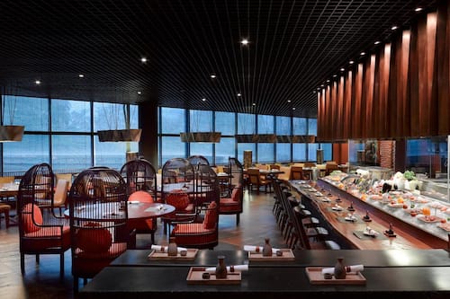 3 restaurantes; se sirven desayunos, comidas y cenas