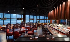 3 restaurants; breakfast, lunch and dinner served 