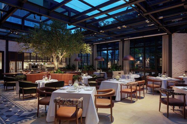 3 restaurants; breakfast, lunch and dinner served - Gran Melia Jakarta (Jakarta)