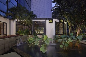 3 restaurants; breakfast, lunch and dinner served  - Gran Melia Jakarta (Jakarta)