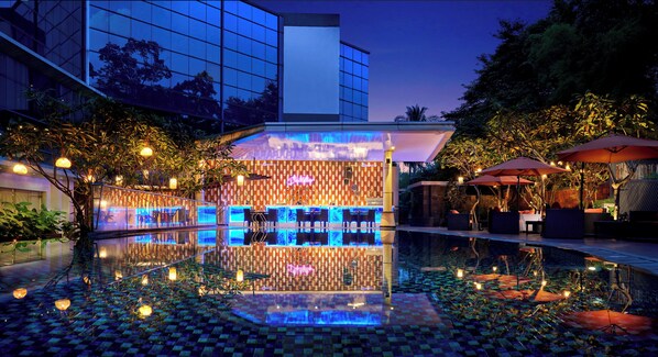 Una piscina al aire libre, tumbonas