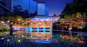 Piscina a l'aire lliure i gandules