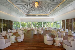 2 restaurants; breakfast, lunch, and dinner served - Bintang Bali Resort (Kuta)