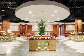 3 restaurants, breakfast served