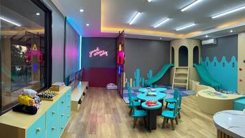 Área de juegos infantiles bajo techo