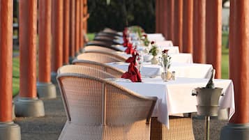 2 restaurants; breakfast, lunch and dinner served