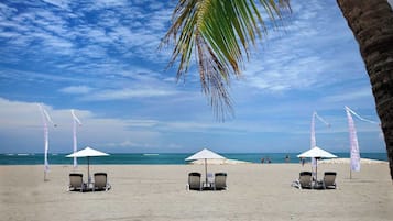 Playa privada, camastros y sombrillas