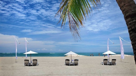 Playa privada, sillas reclinables de playa, sombrillas