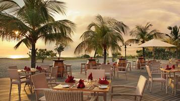 3 restaurants, breakfast served