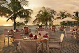 2 nhà hàng; phục vụ bữa sáng, bữa trưa và bữa tối