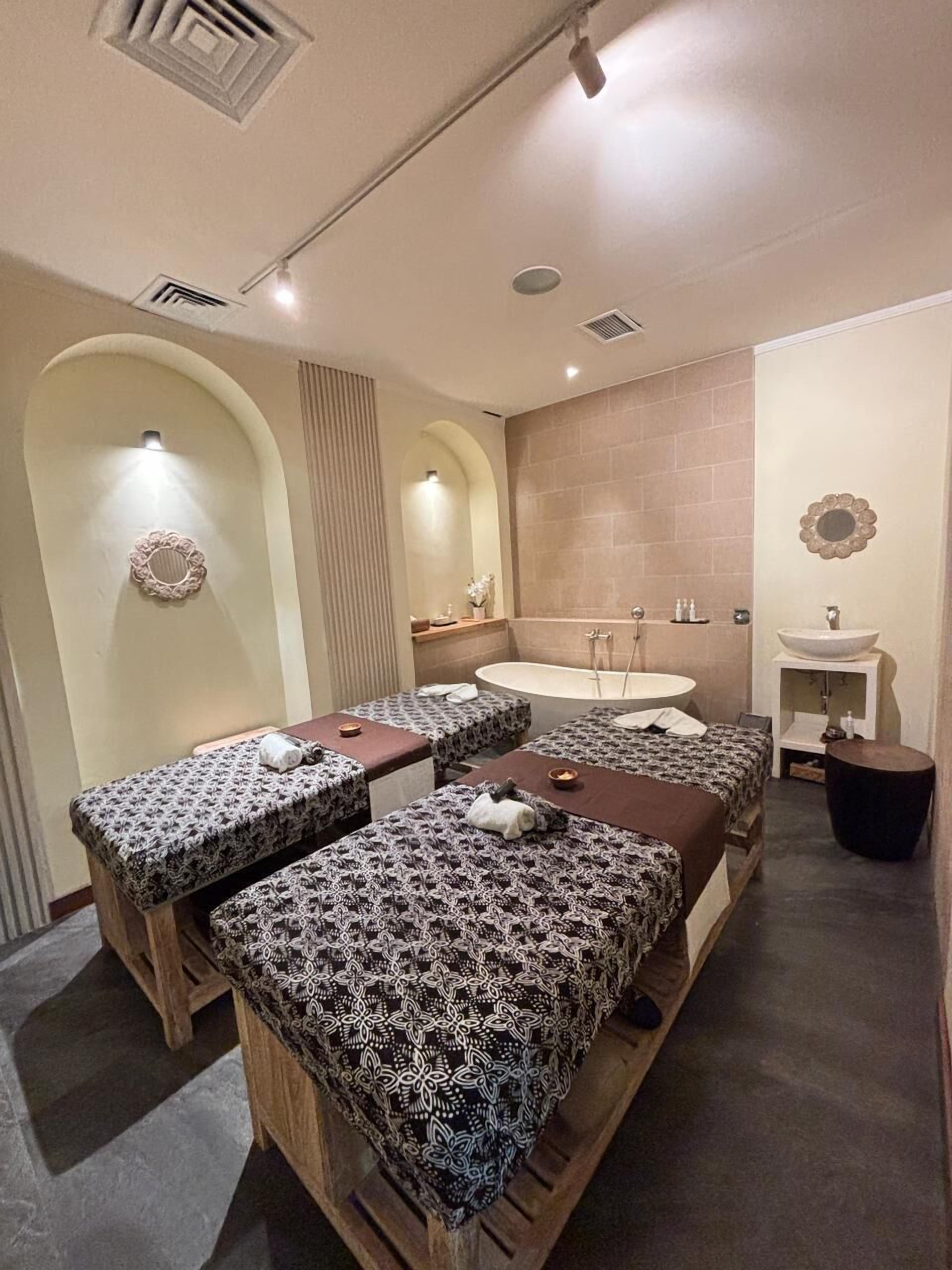 Couples treatment room(s), sauna, aromatherapy, body scrubs, facials