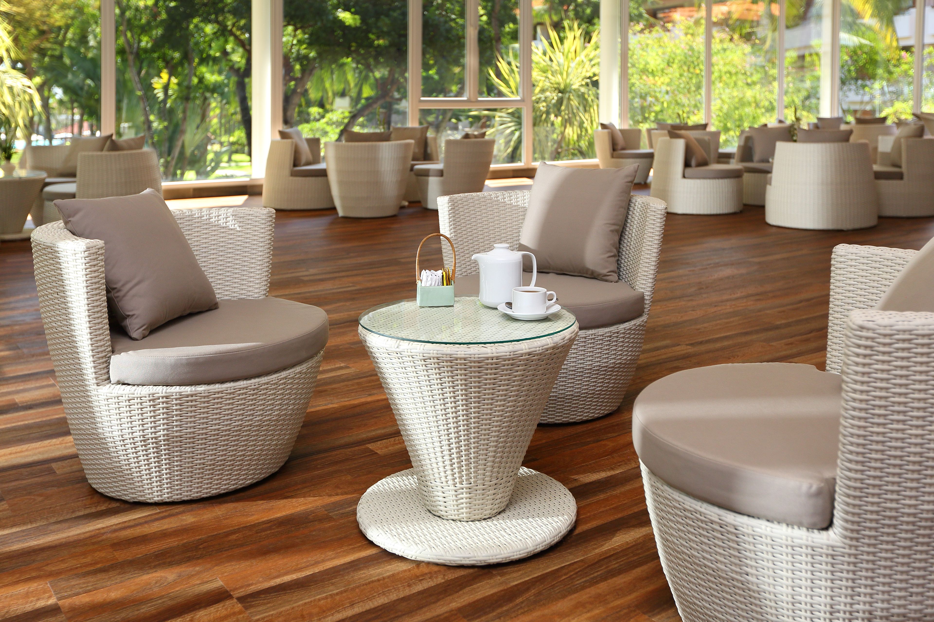 4 bars/lounges, swim-up bar, poolside bar