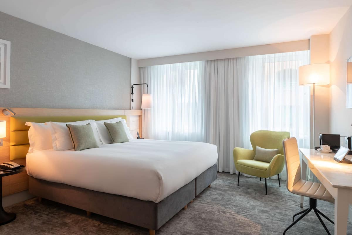 Egyptian cotton sheets, premium bedding, minibar, in-room safe